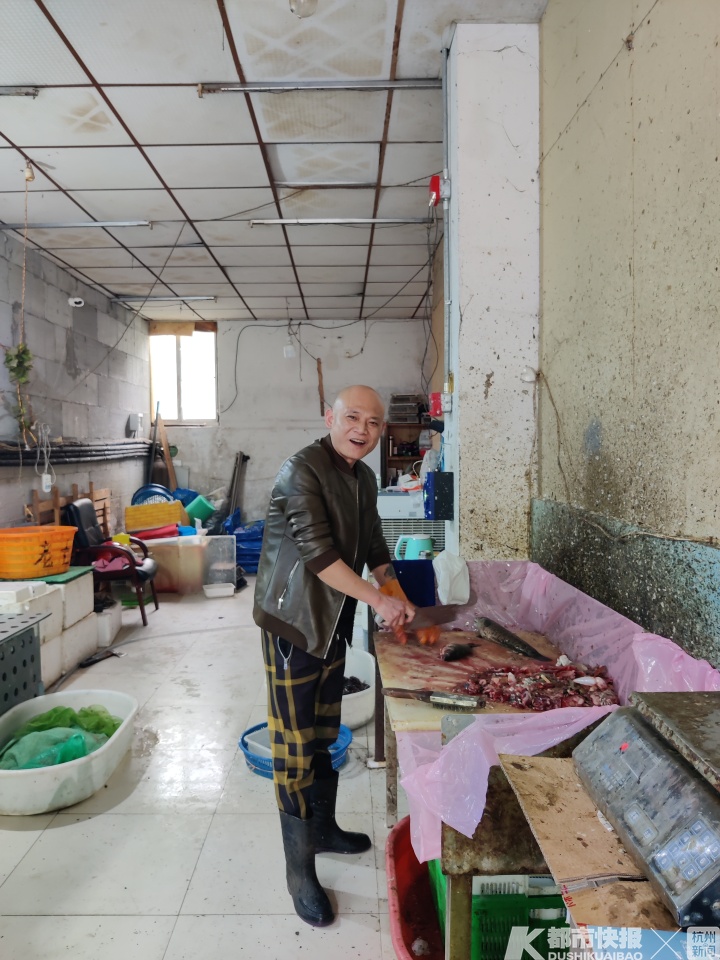 "不能卖的,是犯法的"水产店老板养了两年,养出感情来了杭州市渔业执法