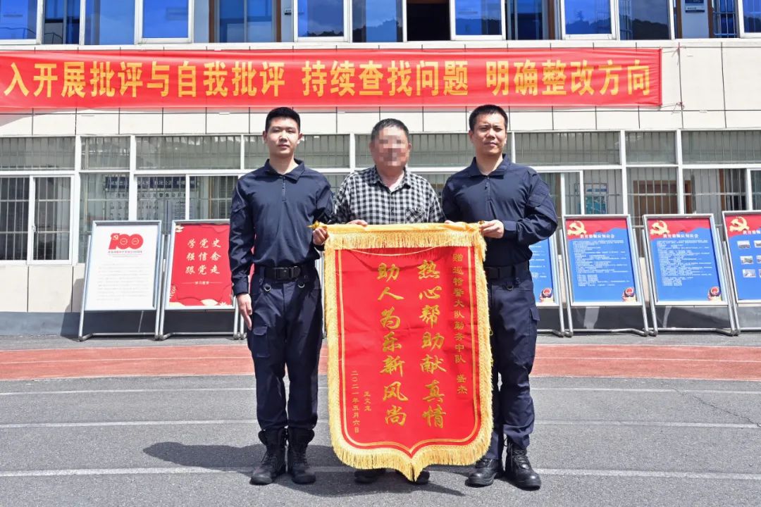 嘭 一辆小轿车冲出路面 前轮悬在半空中 杭州新闻中心 杭州网