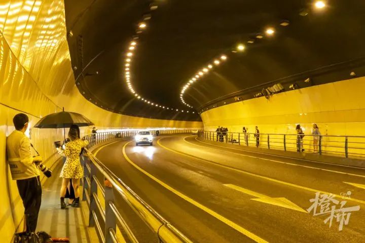 杭州万松岭隧道,不分白天黑夜有年轻人来拍婚纱照,写真……甚至有人走