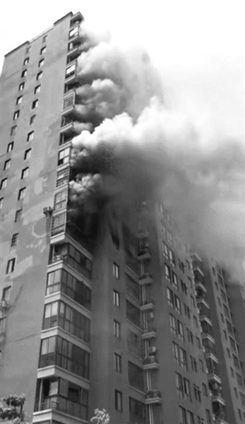 杭州一小区8楼住户家室内空调起火 8楼以上住户家里全都浓烟滚滚 