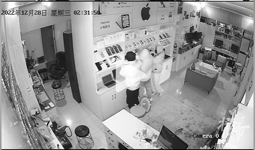 杭州一手机店凌晨被敲碎玻璃门，4个年轻小伙偷走18只手机模型