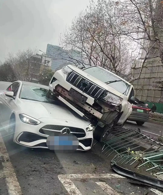 今早，杭州发生一起“离奇”车祸，白色丰田逆向冲出栏杆“骑上”大奔！