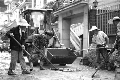 泛亚电竞官网：大暴雨当晚救了我妈妈的老李 正在奋力清淤(图3)