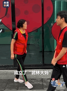 杭州这群大妈，在练一种很“新”的武功！_hq环球体育app官方(图3)