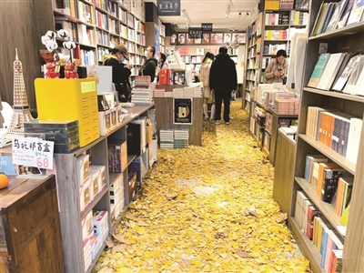 太浪漫了，杭州有家书店把银杏叶铺满地面……