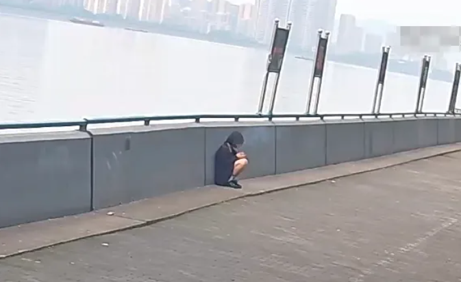 凌晨，杭州20岁姑娘坠入钱塘江，离岸8米高！一个身影突然冲了过来