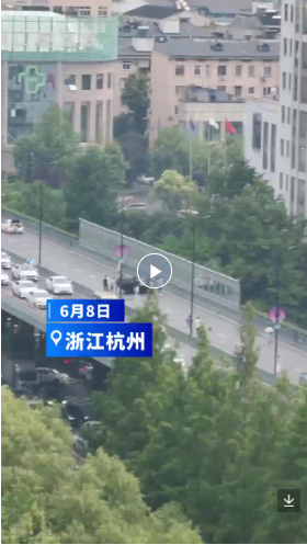 这一幕格外热血！杭州高架上车辆侧翻，车流中蹿出十几个身影
