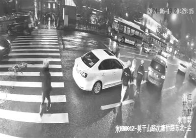 雨夜杭州又现热血一幕 众人街头合力抬车救人