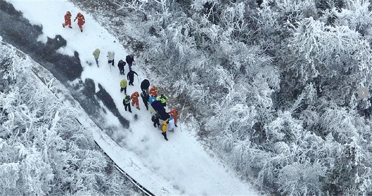 乌龙山山路结冰,救援十分艰难。