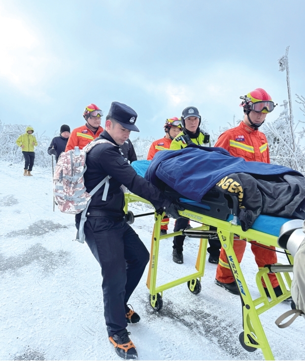 救援队员护送骨折大姐下山
