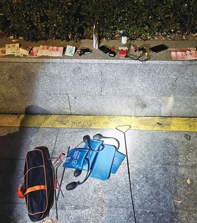 滨江民警现场查获若干赃物现金