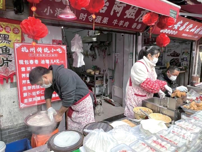 忙碌的春卷摊 记者 孙蒨 摄