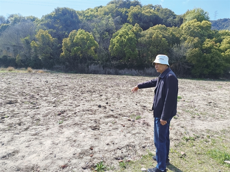 黄大伯说,原来大草坪上的大烟囱就在这里。