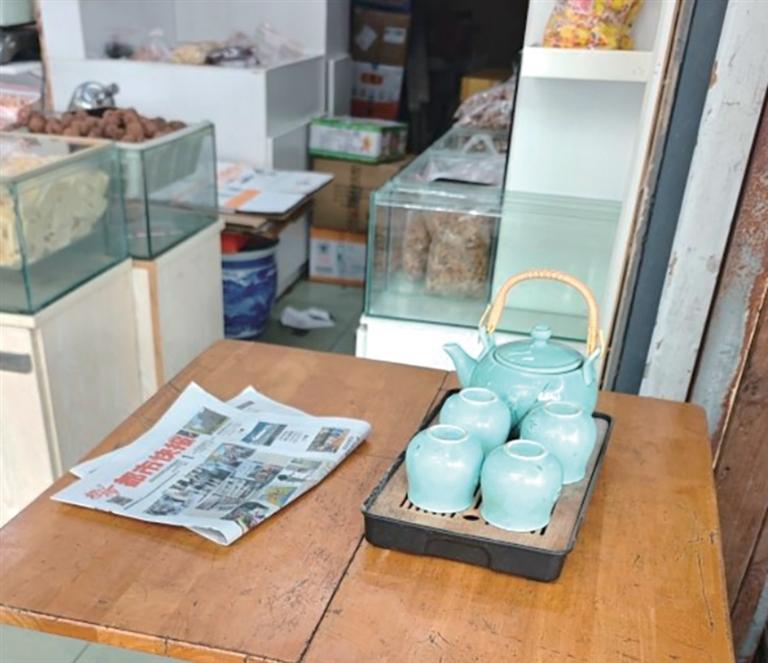 方林富是快报老读者,守店时会看看报,喝点茶。