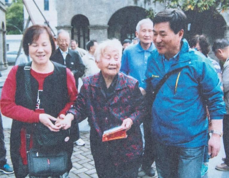 2017年,卢进成在南昌与方志敏女儿方梅合影。 记者 陈中秋 翻拍