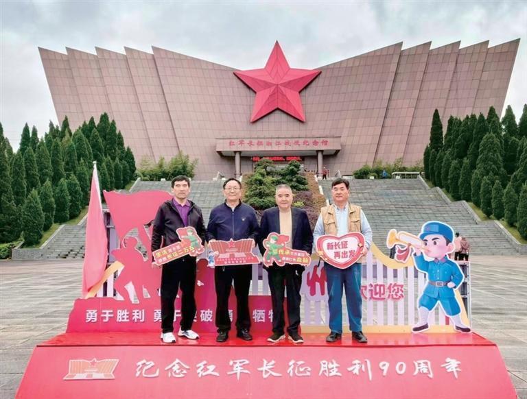 今年,卢进成一行参观湘江战役纪念馆。