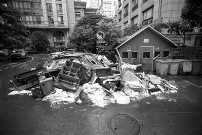 垃圾房变身屏风街餐饮店配套 味道难闻居民叫苦