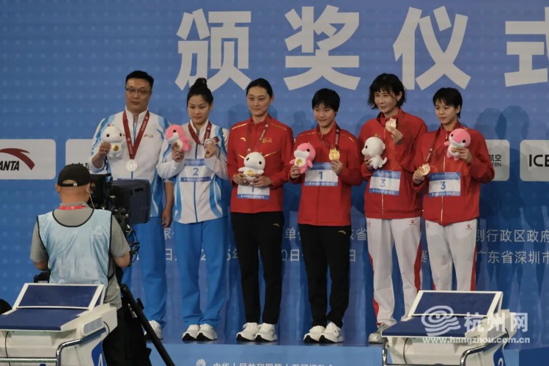 左二 余依婷 右三 于子迪 图片