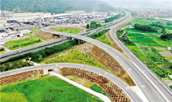 杭州新闻中心 新闻图片7月7日,从高空航拍的g25长深高速德清至富阳段