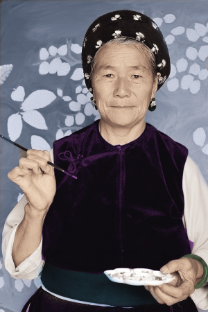 人生八十始学画这些白族老奶奶太神奇了