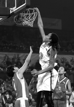 稠州女篮的格里纳在杭州头一回扣篮