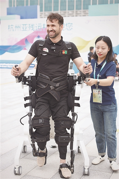 借助杭州本土制造的高科技仪器 阿富汗轮椅运动员13年后又站了起来