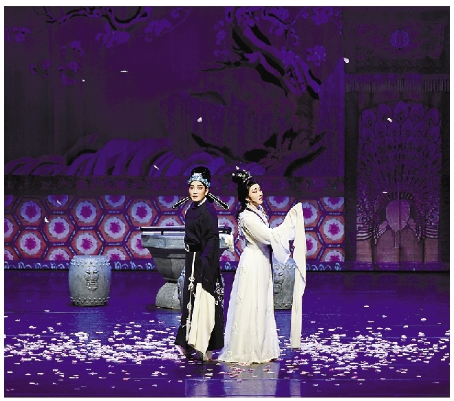 2月,浙江小百花越剧院时隔近15年再度赴台湾演出,4天内在桃园、台北两地连演5场,反响热烈。当越音在宝岛剧场回荡,当老少戏迷为同一段唱腔动容,两岸同胞在文化认同中凝聚情感。 图为演出现场以及演出前观众与宣传海报合影。 新华社记者 黄扬 摄