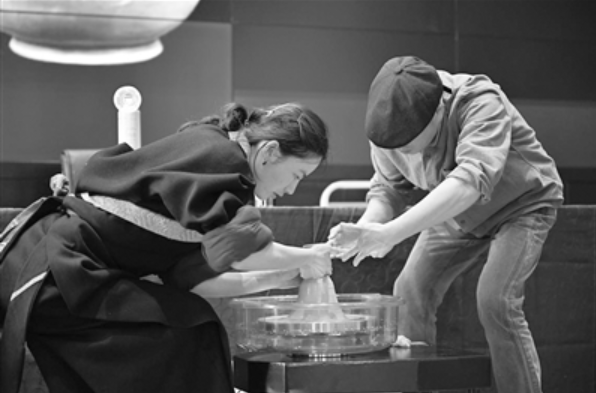 甄景虎指导甘孜青年制作
