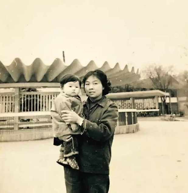 上世纪八十年代，作者和妈妈在九溪车站前留影
