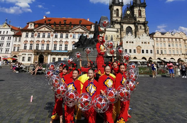布拉格民俗艺术节,民俗艺术表演,滚灯,余杭滚灯,捷克布拉格