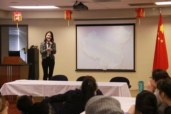 在领馆教育组开放日活动中，用英语介绍中国小学生的一天。