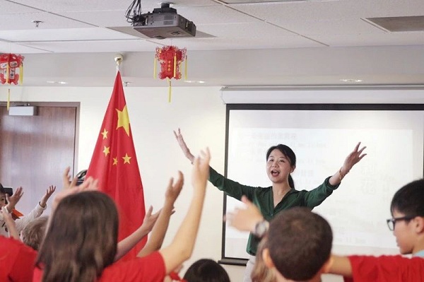 纪念中美建交40周年之 “中美小学生手牵手”活动中，徐岚教中外小朋友唱《茉莉花》