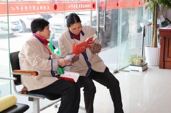 下沙白杨街道大北社区的几位保洁阿姨因为一组艺术照，成了社区里的明星。很多居民赞叹，人家的生活照和艺术照是魔鬼和天使的对比，但没想到这几位阿姨前后两张都是美美哒！还各有风格。