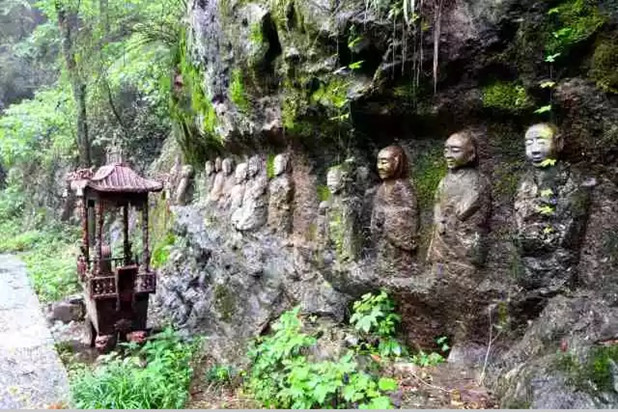 十八罗汉造像遗迹，仿佛在诉说着凤凰山的沧桑历史