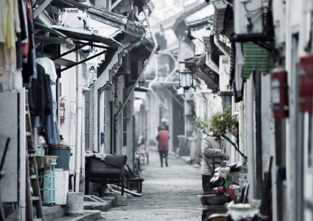 西兴老街由于挖掘保护工作开展的较迟，老街面貌显得破败和凌乱