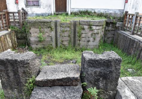 由于当年连通浙东古运河和钱塘江不通船，老街旁边的永兴闸，主要用来调节古运河的水位高低和水质