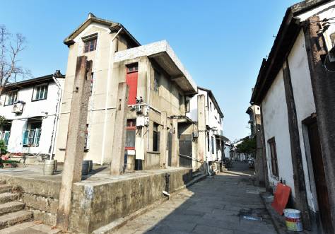 西兴老街原来有一座城隍庙，如今只剩下几根顶梁石柱