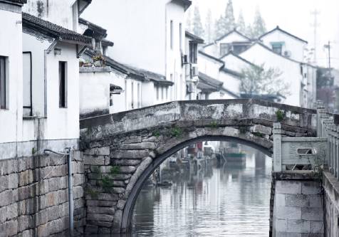 横跨浙东古运河上石桥，是西兴老街重要的交通设施之一。