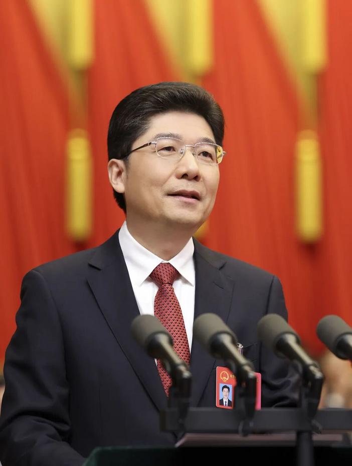 市长姚高员作政府工作报告。 图片